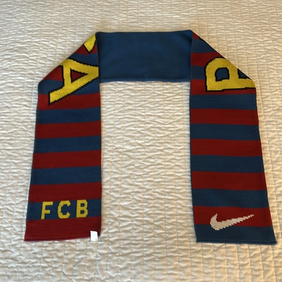 Nike Barcelona Soccer Scarf - Picture 3 of 6